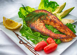 Saumon grillé et avocat, plat rapide et complet !