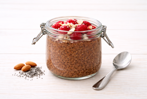 Chia pudding chocolat en bocal avec framboises, amandes et graines de chia