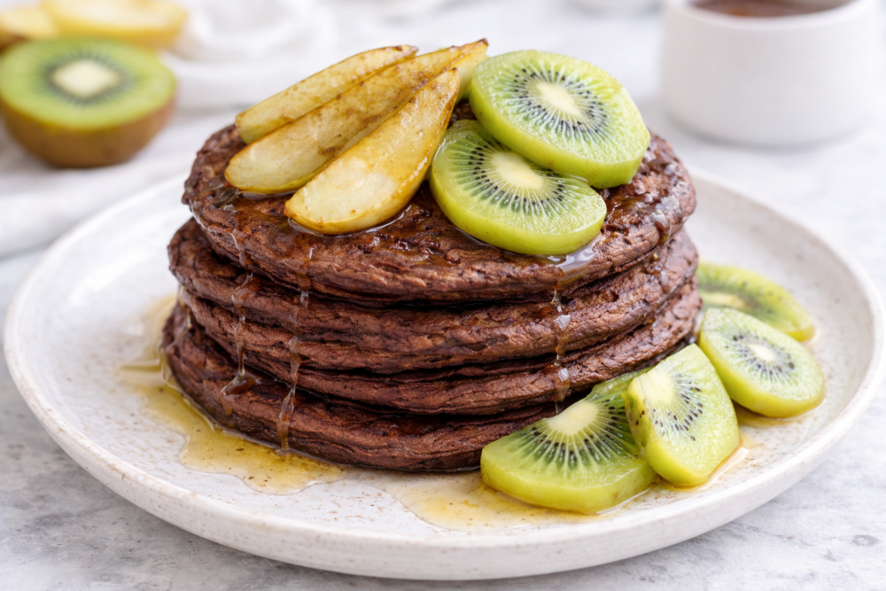 Pancakes sans pic glycémique chocolat-amande garnis de kiwi et poire