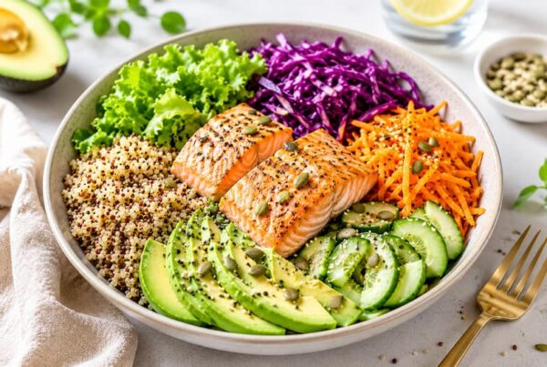 Buddha bowl saumon avocat appétissant et équilibré pour plus d'énergie