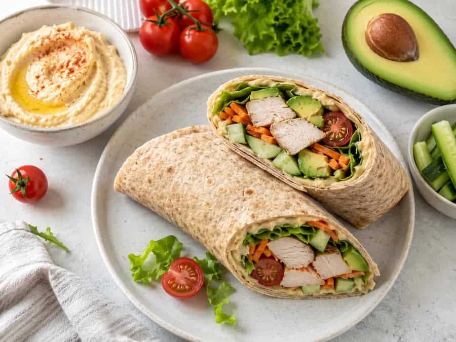Wrap poulet avocat frais et coloré